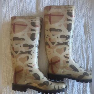 Burberry Heart Patterned Winter Boots - Cream and Black